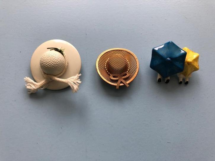 Broche kunststof hoed parasol en metaal hoedje broches, Sieraden, Tassen en Uiterlijk, Broches, Zo goed als nieuw, Overige materialen