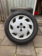 Winterbanden 185/60 R14 met stalen velgen en wieldoppen, Auto-onderdelen, Banden en Velgen, Ophalen, 14 inch, Gebruikt, Banden en Velgen