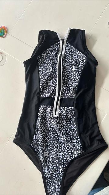 Zwart wit badpak met rits. Slank afkledend model beschikbaar voor biedingen