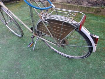 Oude herenfiets batavus beschikbaar voor biedingen