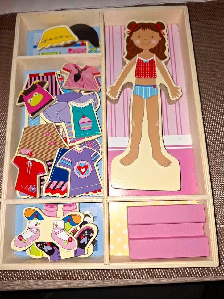 Aankleedpop met Magneetkleding, Kinderen en Baby's, Speelgoed | Poppen, Gebruikt, Overige typen, Ophalen of Verzenden