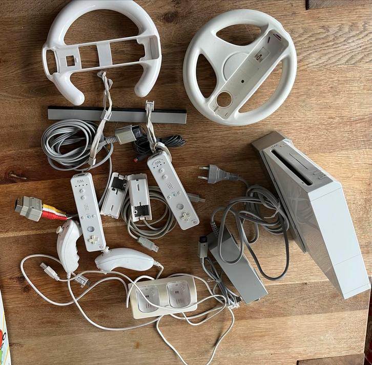 Nintendo Wii Console Compleet met Accessoires, Spelcomputers en Games, Spelcomputers | Nintendo Wii, Gebruikt, Met 2 controllers