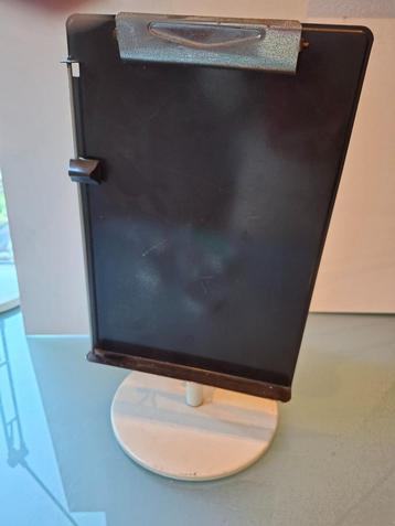 Retro/Vintage A4 Klembord op verzwaarde standaard beschikbaar voor biedingen