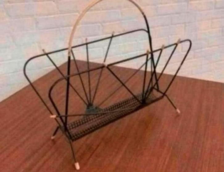 Lectuurbak Mathieu Mategot Pilastro Geperforeerd staal, Huis en Inrichting, Woonaccessoires | Krantenbakken en Lectuurbakken, Ophalen of Verzenden