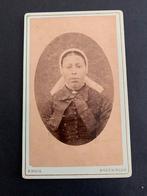 cdv carte de visite klederdracht P Huig Wageningen foto, Verzamelen, Verzenden, Foto, Klederdracht, Zo goed als nieuw
