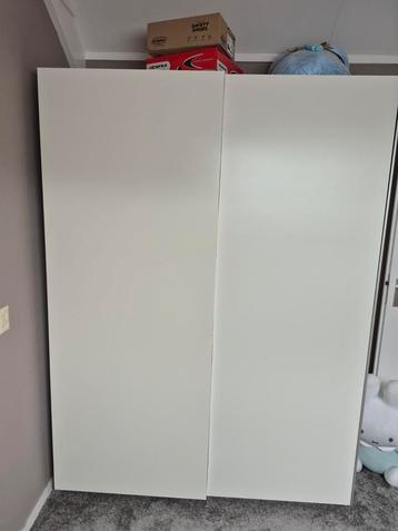 2  kledingkasten 