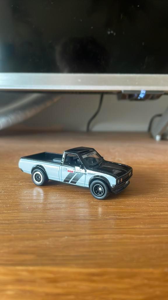 Hotwheels premium Datsun Truck *ERROR*, Hobby en Vrije tijd, Modelauto's | Overige schalen, Zo goed als nieuw, Auto, Ophalen of Verzenden