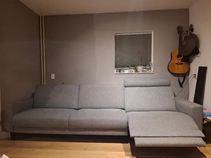 Brede grijs/blauwe stoffen bank met elektrische relaxfunctie, Huis en Inrichting, Banken | Bankstellen, Gebruikt, Rechte bank