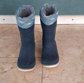 Winterlaarzen blauw maat 28/29  haaienmotief en lichtjeszool beschikbaar voor biedingen