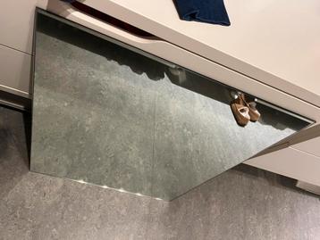 Spiegel beschikbaar voor biedingen