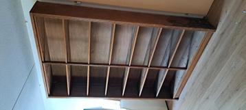 Grote houten boekenkast beschikbaar voor biedingen