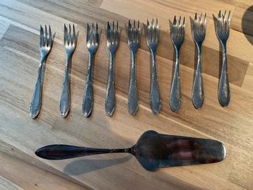 9 taartvorkjes met bijpassende taartschep beschikbaar voor biedingen