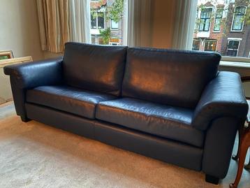 Donkerblauwe leren 2,5-zitsbank – comfortabel en stijlvol beschikbaar voor biedingen