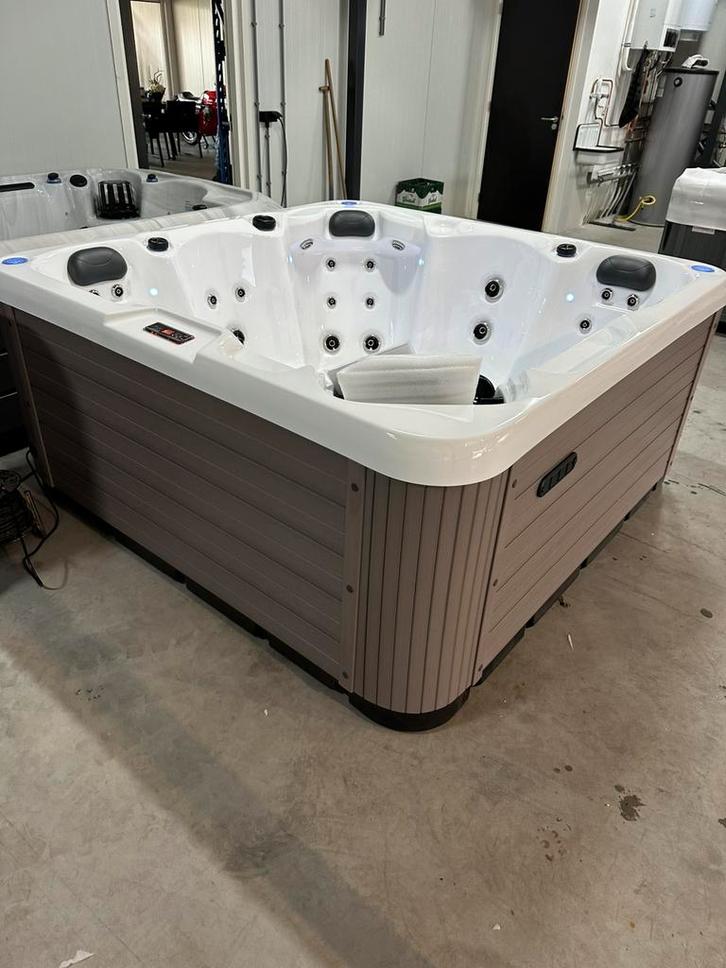 SPA JACUZZI NIEUW INCL COVER, Tuin en Terras, Bubbelbaden en Hottubs, Zo goed als nieuw, Filter, Ophalen of Verzenden