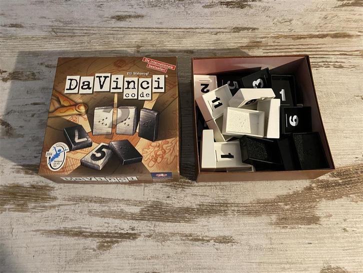 Davinci code kleine vierkante doos [133], Hobby en Vrije tijd, Gezelschapsspellen | Bordspellen, Zo goed als nieuw, Ophalen of Verzenden