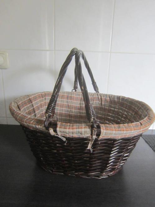 Rieten  mand in uitstekende staat rattan tartan, Huis en Inrichting, Woonaccessoires | Schalen en Manden, Zo goed als nieuw, Mand