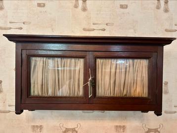 Antiek frans hangkastje, keuken vitrine kastje, aan de muur beschikbaar voor biedingen