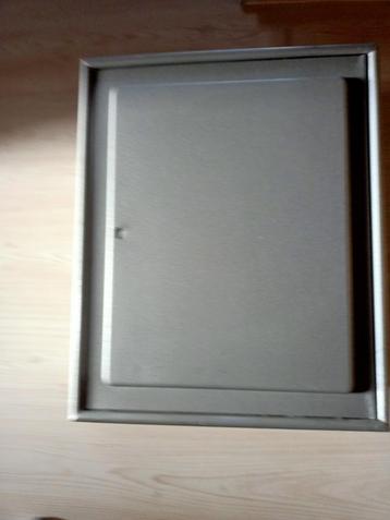Vintage metalen medicijnkastje  beschikbaar voor biedingen