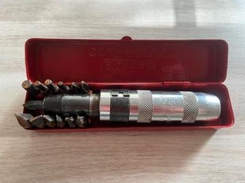 Slaghamer met diverse soorten en maten bitjes. beschikbaar voor biedingen