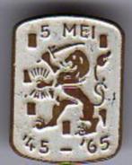 Speldje 5 mei 1945-1965 NEDERLANDSE LEEUW WIT (A1)KIJK OOK E, Verzamelen, Speldjes, Pins en Buttons, Gebruikt, Verzenden