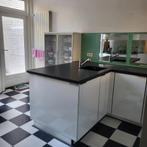 Witte keuken met zwart granieten blad, Huis en Inrichting, Keuken | Complete keukens, Ophalen, Gebruikt, Overige materialen, Wit