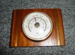 ronde wand thermometer op hout