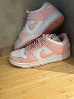 Nike dunk low roze / wit, Ophalen of Verzenden, Zo goed als nieuw, Roze, Sneakers of Gympen