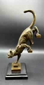 Bronzen kat die van de trap afloopt., Ophalen of Verzenden