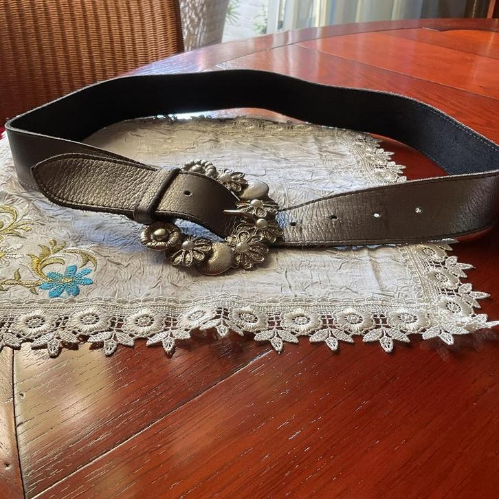 ZELDEN GEDRAGEN ZILVERKLEURIGE LEREN DAMESRIEM MET BLOEMGESP, Kleding | Dames, Riemen en Ceinturen, Gedragen, Tailleriem, 100 cm of meer