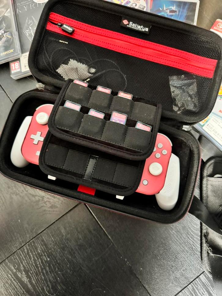 Switch lite met satisfye grip en grote collectie games, Spelcomputers en Games, Spelcomputers | Nintendo Switch Lite, Zo goed als nieuw
