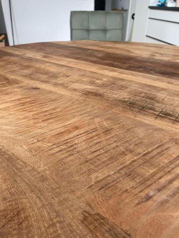 Mangohouten eettafel en 2 stoelen beschikbaar voor biedingen