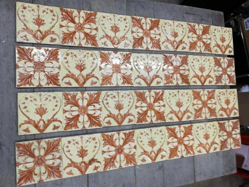 31 art nouveau tegels, zachtgeel/honingkleur in relief, Antiek en Kunst, Antiek | Wandborden en Tegels, Ophalen