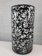 Zwarte vaas met bloemmotief, Zwart, Ophalen of Verzenden, Minder dan 50 cm, Glas