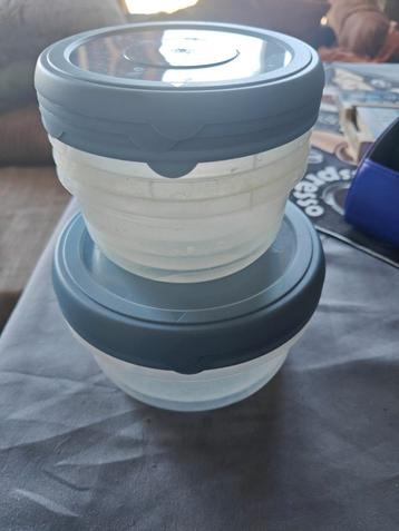 5 Plastike bakjes met deksel beschikbaar voor biedingen