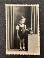 Oude foto ansichtkaart van jongen / kind, Gebruikt, Ophalen of Verzenden, Foto, Voor 1940