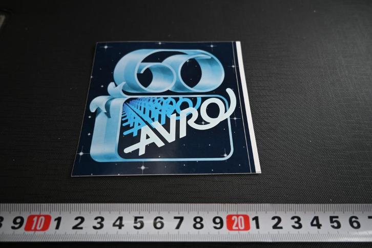 sticker omroep AVRO 60 jaar *, Verzamelen, Stickers, Zo goed als nieuw, Ophalen
