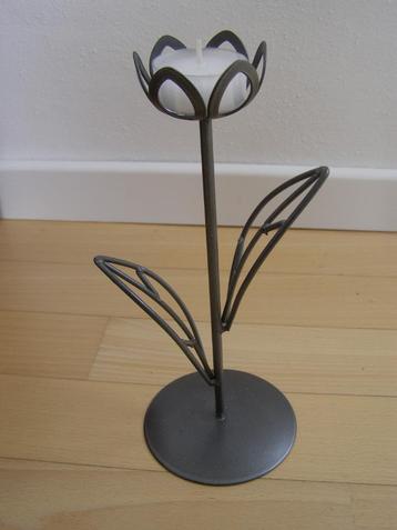 Kaarsen- / Waxinelichthouder in vorm van een bloem; metaal