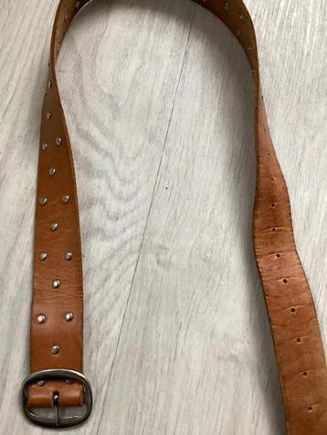 Bruine leren riem met studs beschikbaar voor biedingen