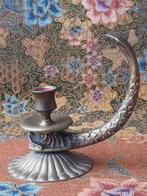 Zware antieke Engelse blaker of kandelaar met een dolfijn.