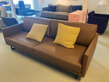Showroom model van een Italiaanse design bank beschikbaar voor biedingen