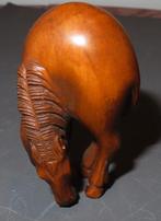 Houten Netsuke van een grazend paard, Verzamelen, Ophalen of Verzenden, Nieuw, Paard, Beeldje of Figuurtje