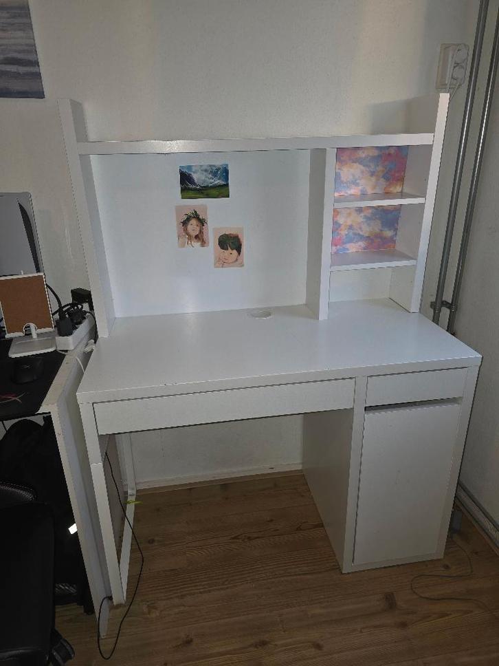 white Ikea Micke desk with shelf, Huis en Inrichting, Bureaus, Gebruikt, Bureau, Ophalen
