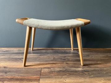 PP120 Kruk/Voetenbank Hans J. Wegner 1954 Originele Stof MCM beschikbaar voor biedingen