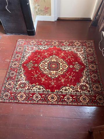 Vintage tafelkleed rood met print beschikbaar voor biedingen