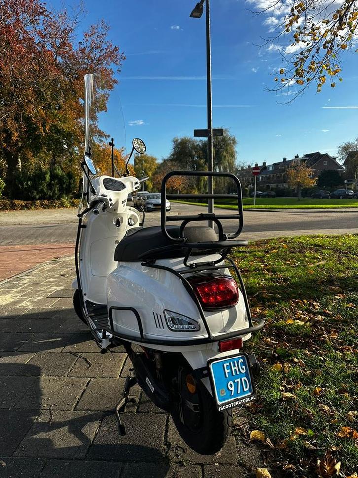 WITTE KILLERBEE SCOOTER, Fietsen en Brommers, Snorfietsen en Snorscooters, Zo goed als nieuw, Overige merken, Elektrisch, Ophalen