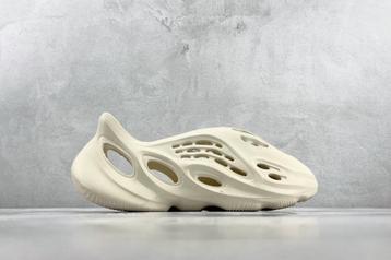 Yeezy Foam Runner beschikbaar voor biedingen
