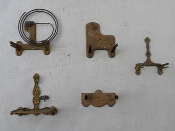 Diverse metalen ophangbeugels voor klokken beschikbaar voor biedingen
