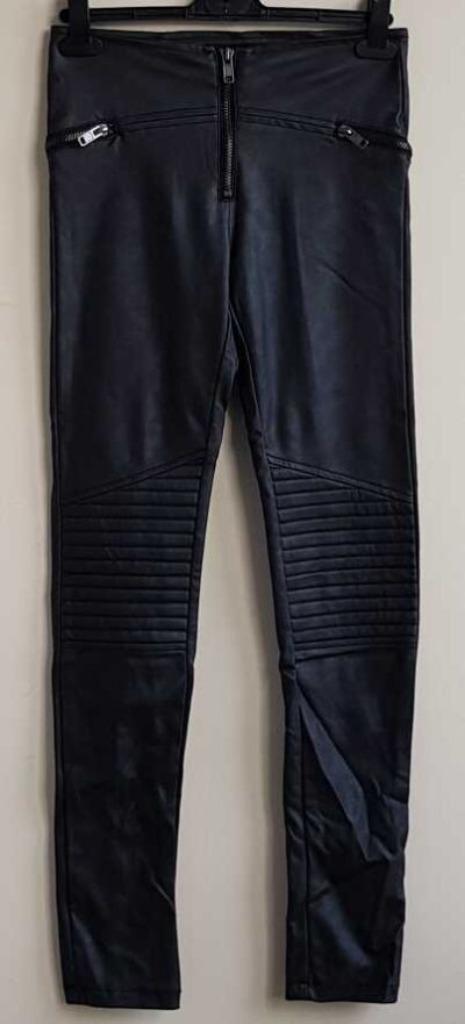 Divided zwarte imitatieleer broek mt. S, Kleding | Dames, Broeken en Pantalons, Zo goed als nieuw, Maat 36 (S), Zwart, Lang, Ophalen of Verzenden