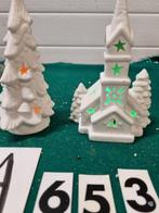 Kerstbeelden kerk en boom met verlichting , [a653], Diversen, Kerst, Ophalen of Verzenden