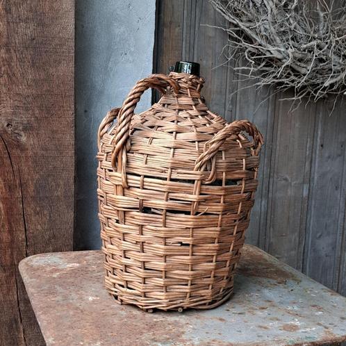 Brocante oude stoere fles in gevlochten/rieten mand *Etage3*, Huis en Inrichting, Woonaccessoires | Overige, Gebruikt, Ophalen of Verzenden
